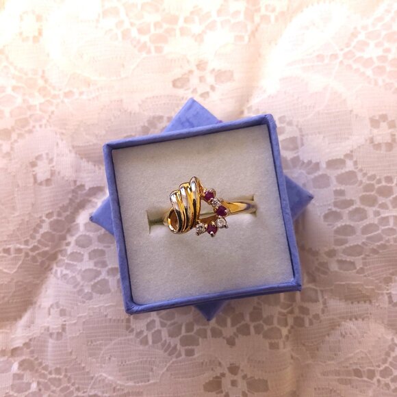 VTG Girls Women’s Clear & Red Crystal Gold Tone Vintage Ring Size 8 or 9 - Picture 4 of 7